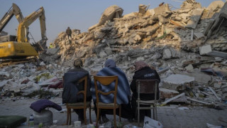 Σεισμός στην Τουρκία: Θάβουν τους νεκρούς τους σε ομαδικούς τάφους με νούμερα, χωρίς καν ονόματα