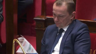 Γαλλία: Ο υπουργός Εργασίας έλυνε... σταυρόλεξο κατά τη συζήτηση για το συνταξιοδοτικό