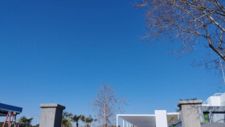 Σε λευκή απόχρωση και με ανανεωμένους χώρους εντός και εκτός το παλιό Maison Crystal