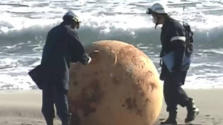 Ιαπωνία: Μυστηριώδης μπάλα σε ακτή - «Φούντωσαν» οι θεωρίες συνομωσίας