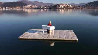 Καστοριά: Η «ιπτάμενη πιανίστρια» από τη Λάρισα έπαιξε πιάνο στη μέση της λίμνης