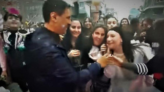 Σάλος με δημοσιογράφο της ΕΡΤ: Κινήθηκε κατά νεαρής κοπέλας όταν πήγε να φωνάξει σύνθημα κατά του Μητσοτάκη (vid)