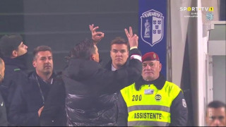 Ρότζερ Σμιντ: Επέστρεψε μπουκάλι στην εξέδρα, αποβλήθηκε και έδειξε το... σκορ (vid)