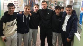 Στέφανος Τζίμας: Οι αγκαλιές με τους συμμαθητές του στο σχολείο μετά το ιστορικό γκολ