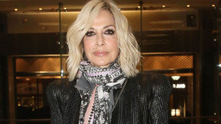 Άννα Βίσση: Τραγούδι στο κέντρο της Θεσσαλονίκης με θαυμάστριές της