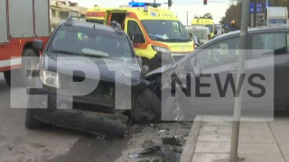 Θεσσαλονίκη: Αγροτικό παρέσυρε πεζό και έπεσε πάνω σε δύο άλλα οχήματα (video)