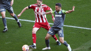 Πανό για την τραγωδία των Τεμπών στο Φάληρο: «Λαός που χάνει τη λαλιά του...»