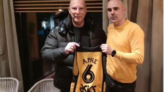 Η φανέλα που δόθηκε στον Γκάλη από το μουσείο μπάσκετ του Άρη (pics)