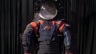 NASA: Αυτή είναι η νέα διαστημική στολή για την αποστολή στο φεγγάρι