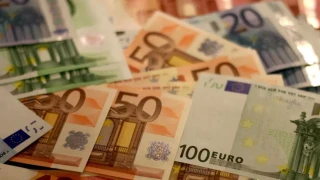 Εφιάλτης για τα νοικοκυριά οι εξωφρενικές αυξήσεις των επιτοκίων, απειλή έκρηξης κόκκινων δανείων