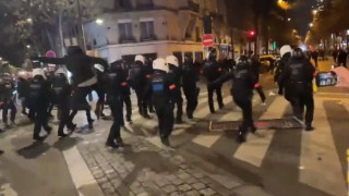 Παρίσι: Η σοκαριστική στιγμή που διαδηλωτής βγάζει νοκ άουτ αστυνομικό