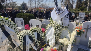 Πλήθος οπαδών στο μνημόσυνο του «Μανάβη»: «Αθάνατος» φώναξαν όλοι μαζί