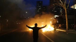 «Φλέγεται» για τρίτη συνεχόμενη με΄ρα το Παρίσι: «Ο Μακρόν θα καταρρεύσει, θα νικήσουμε»