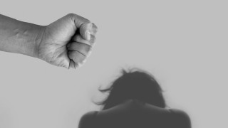 Σοκ στον Βόλο: Ξυλοκόπησε και βίασε τη σύντροφό του μόλις επέστρεψε από το νοσοκομείο