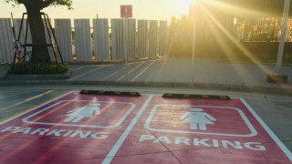 Εδώ παρκάρουν μόνο γυναίκες - Πού και γιατί δημιουργήθηκαν ειδικές θέσεις στάθμευσης