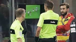 Δεν υπήρχε VAR, διαιτητής είδε φάση σε κινητό και ο Περέιρα τον απέκλεισε επ' αόριστον (vid)