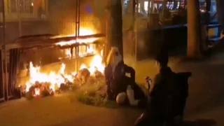 Γαλλία: Μοντέλο έφαγε τρελό «κράξιμο», καθώς πόζαρε μπροστά από τα επεισόδια και τις πορείες