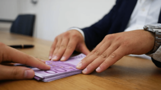 Δώρο Πάσχα: Έως και την Μεγάλη Τετάρτη η πληρωμή - Ποιοι θα δουν αύξηση