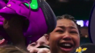 Μεγαλείο Γιάννη: Κοριτσάκι έβαλε τα κλάματα όταν της έδωσε τα παπούτσια του