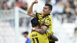 Μόνη πρώτη η ΑΕΚ, φωνάζει για πέναλτι στο 85' ο Βόλος