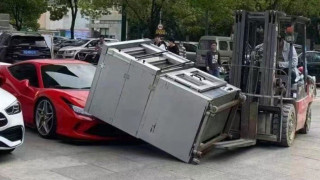 Το πιο απίστευτο ατύχημα: Φούρνος πιτσαρίας πέφτει πάνω στο καπό μιας πανάκριβης Ferrari