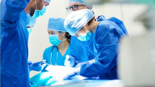 Τρανς γυναίκα έκαψε το μόριο της ρίχνοντας χημικά για να κάνει αλλαγή φύλου