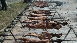 Θεσσαλονίκη: 42χρονος άρπαξε φωτιά την ώρα που έψηνε το αρνί! (VIDEO)