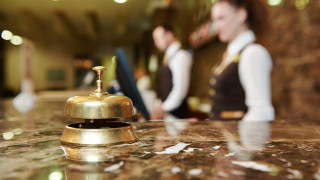 Πιάνει πάτο η Ελλάδα στους εργαζόμενους του τουρισμού - Αυτές οι βασικές δεξιότητες τους λείπουν