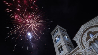 Ζωνιανά: Ο παπάς είπε το «Χριστός Ανέστη» και βγήκαν τα… πολυβόλα- Viral το video από την Ανάσταση