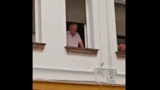 Σεβίλλη: Οπαδοί της ομάδας επισκέφθηκαν το σπίτι του Αντόνιο Πουέρτα (vid)