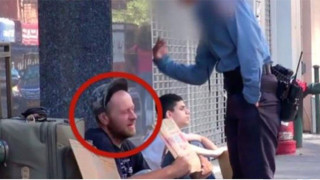 Αστυνομικός χτυπά ζητιάνο - Δείτε τι κάνει το παιδί από πίσω! (vid)