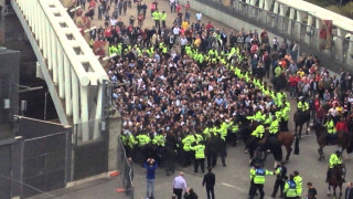 Το Λονδρέζικο ντέρμπι είχε και επεισόδια εκτός, αλλά και φθορές εντός γηπέδου!