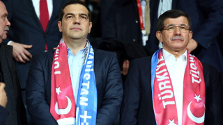 Τσίπρας-Νταβούτογλου με κασκόλ των δύο χωρών παρακολουθούν το Τουρκία-Ελλάδα! 