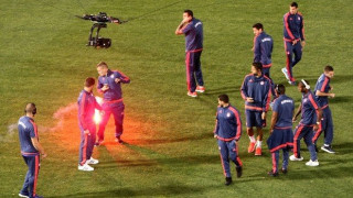 Φωτοβολίδες στους παίκτες του Ολυμπιακού! (video)