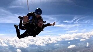 Ντέμης Νικολαΐδης: Άνετος και χαμογελαστός έκανε ελεύθερη πτώση από τα 14.000 πόδια