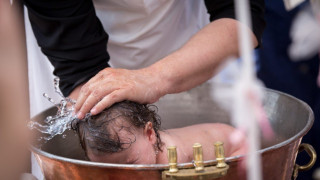 Θεσσαλονίκη: Καλεσμένος σε βάφτιση έκλεψε τον σταυρό του μωρού