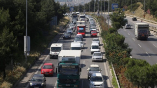 Θεσσαλονίκη: Εκτροπή νταλίκας στον περιφερειακό – Συγκρούστηκε με αυτοκίνητο
