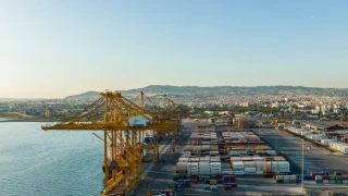 Θεσσαλονίκη: Στο νοσοκομείο 44χρονος χειριστής οχήματος στο λιμάνι – Γλίστρησε σε σκάλα