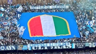 Νάπολι: Η ανάποδη ιταλική σημαία ως «λάφυρο πολέμου»