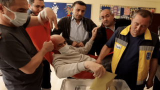 Εκλογές Τουρκία: Απίστευτες εικόνες - Μετέφεραν ασθενείς από τα νοσοκομεία για να ψηφίσουν