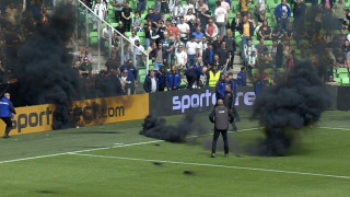 Οριστική διακοπή στο Χρόνινχεν - Άγιαξ: Οπαδοί των γηπεδούχων πέταξαν καπνογόνα και εισέβαλαν στο γήπεδο