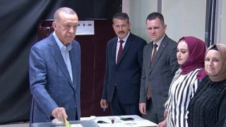 Εκλογές στην Τουρκία: Ψήφισε ο Ερντογάν μαζί με τη σύζυγό του