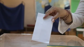 Μάχη ψήφο με ψήφο μεταξύ ΝΔ και ΣΥΡΙΖΑ προβλέπει δημοσκόπηση του Euractiv