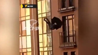 Ρωσία: Άντρας βούτηξε στο κενό από τον 8ο όροφο με… ομπρέλα! (vid)