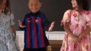 Μεγάλη γκάφα από την Χεορχίνα: Ανέβασε τον γιο της να χορεύει με φανέλα της... Μπαρτσελόνα