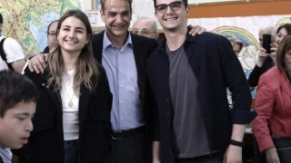 Εκλογές 2023: Ο Κυριάκος Μητσοτάκης αστειεύτηκε με τον γιο του που αργούσε να ψηφίσει