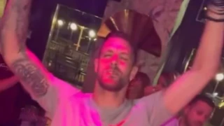 Το ζεϊμπέκικο του... πόνου ο Πασχαλάκης! Χορεύει και τραγουδάει «σου δίνω πίσω την αγάπη που μου έδωσες»