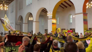 Ντόρτμουντ: Οπαδοί της τραγουδούν το «You’ll never walk alone» μέσα σε εκκλησία (vid)