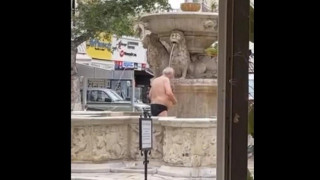 Ηράκλειο: Ηλικιωμένος μπήκε στο σιντριβάνι στα «λιοντάρια» με το εσώρουχο