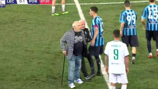 Επική «μπούκα» προέδρου: Μπήκε στο γήπεδο με το μπαστούνι για να διαμαρτυρηθεί και έφυγε με πατίνι